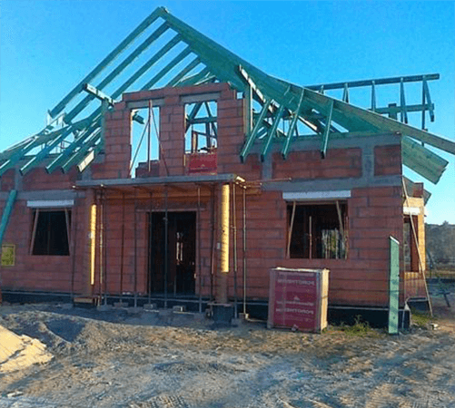 Установка стропил и защита деревянной конструкции